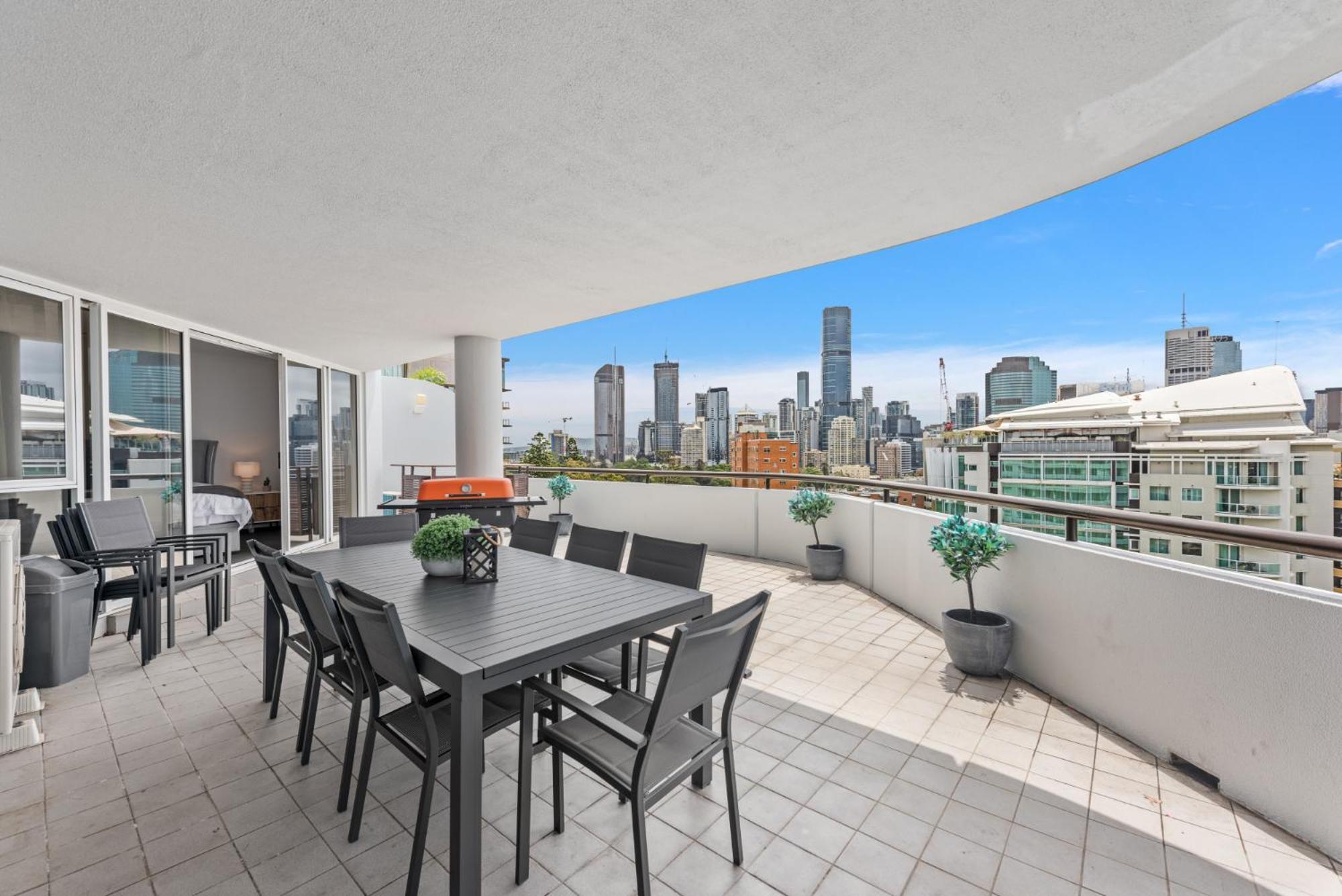 Lavish 3-Bed With Wraparound Balcony And Pool Apartman Brisbane Kültér fotó