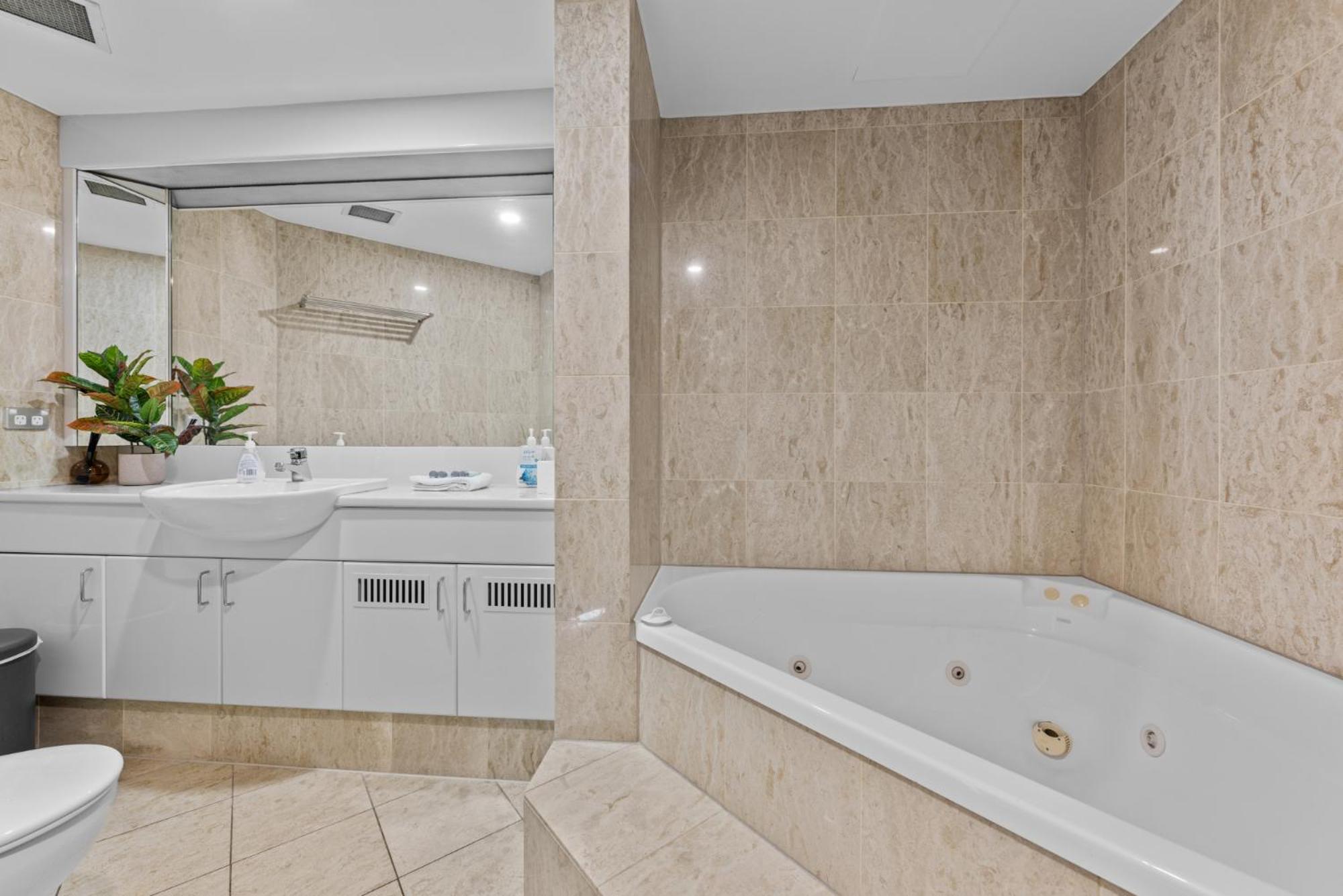 Lavish 3-Bed With Wraparound Balcony And Pool Apartman Brisbane Kültér fotó