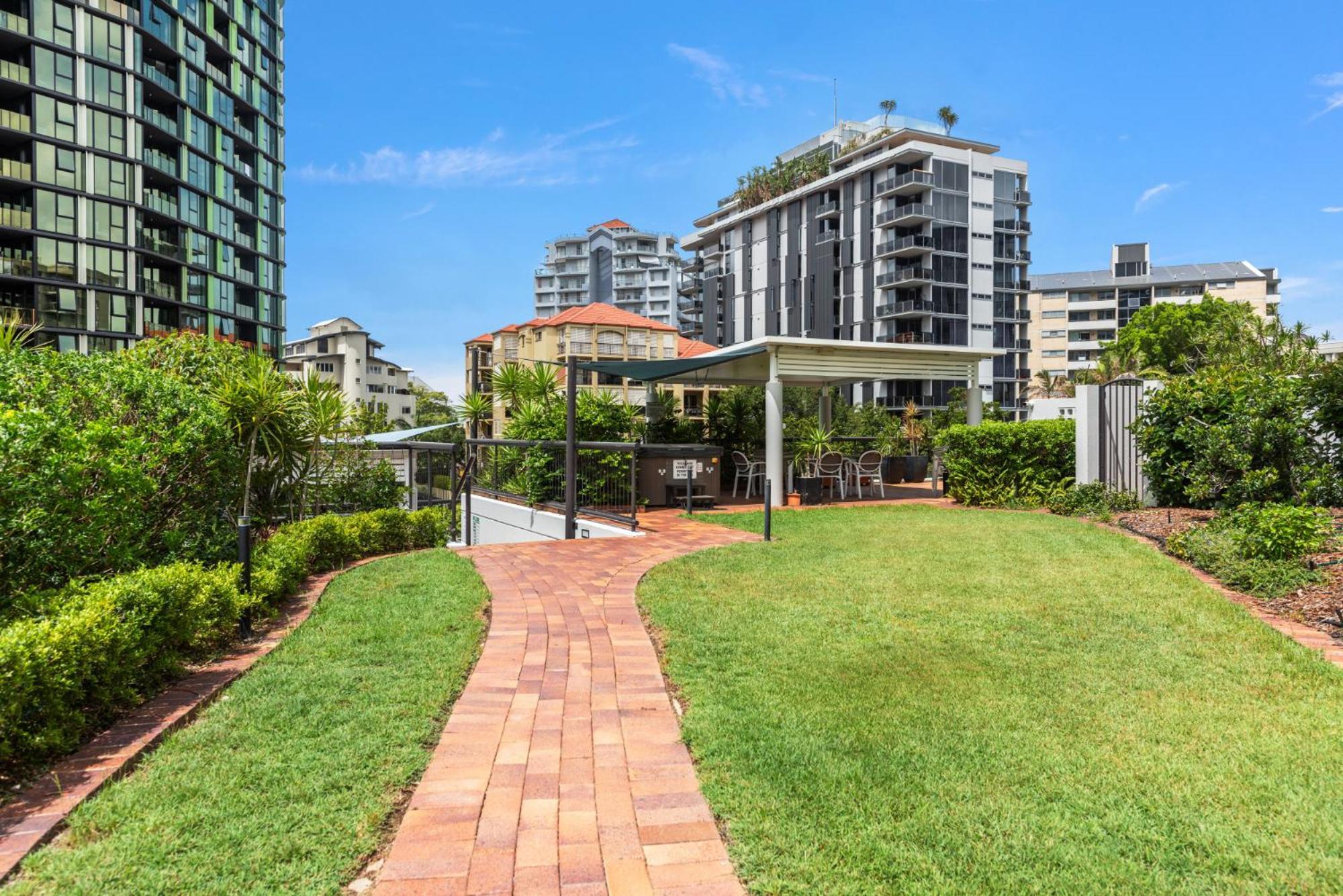 Lavish 3-Bed With Wraparound Balcony And Pool Apartman Brisbane Kültér fotó