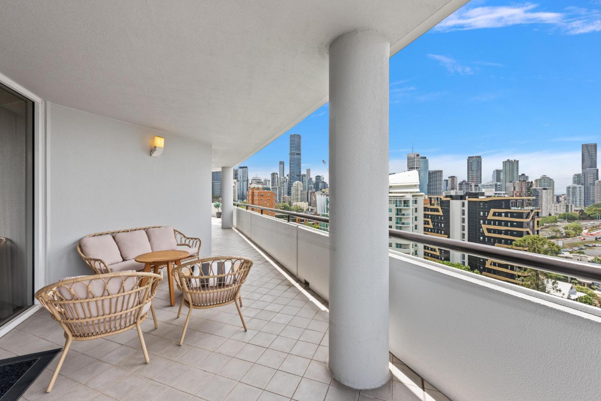 Lavish 3-Bed With Wraparound Balcony And Pool Apartman Brisbane Kültér fotó