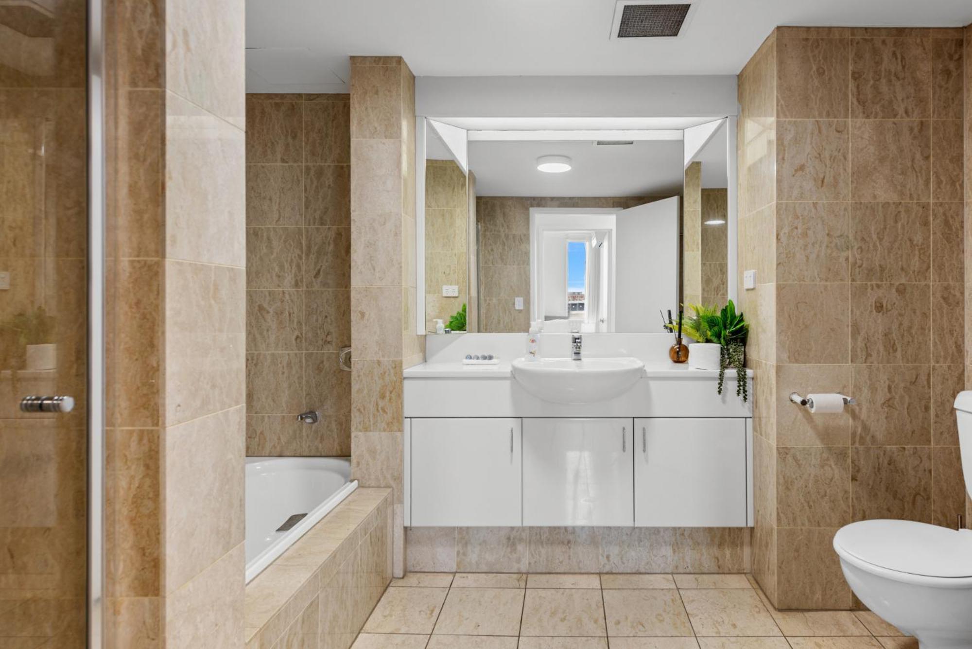 Lavish 3-Bed With Wraparound Balcony And Pool Apartman Brisbane Kültér fotó