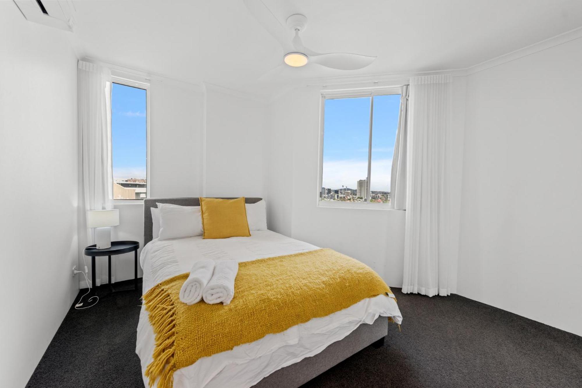 Lavish 3-Bed With Wraparound Balcony And Pool Apartman Brisbane Kültér fotó