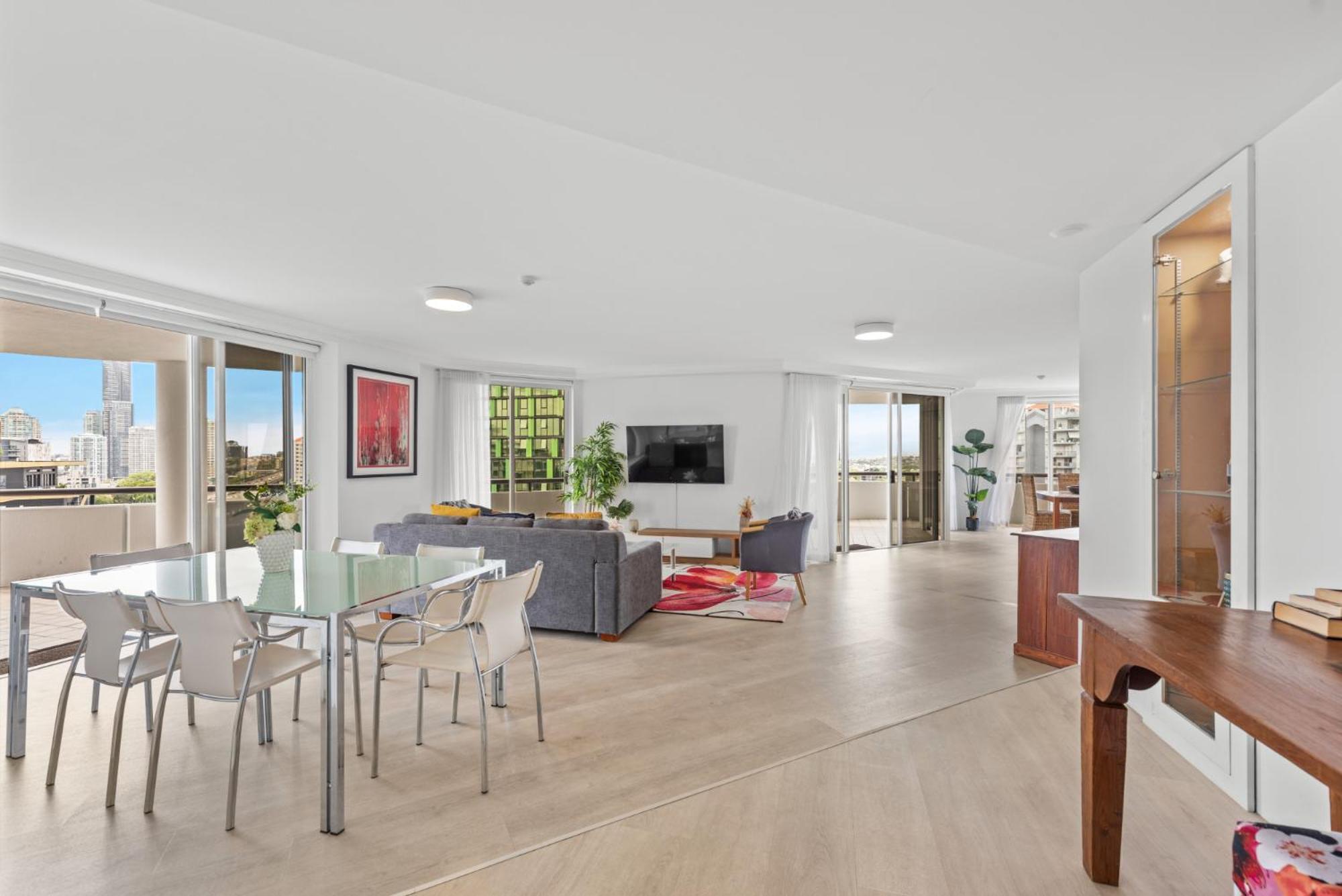 Lavish 3-Bed With Wraparound Balcony And Pool Apartman Brisbane Kültér fotó