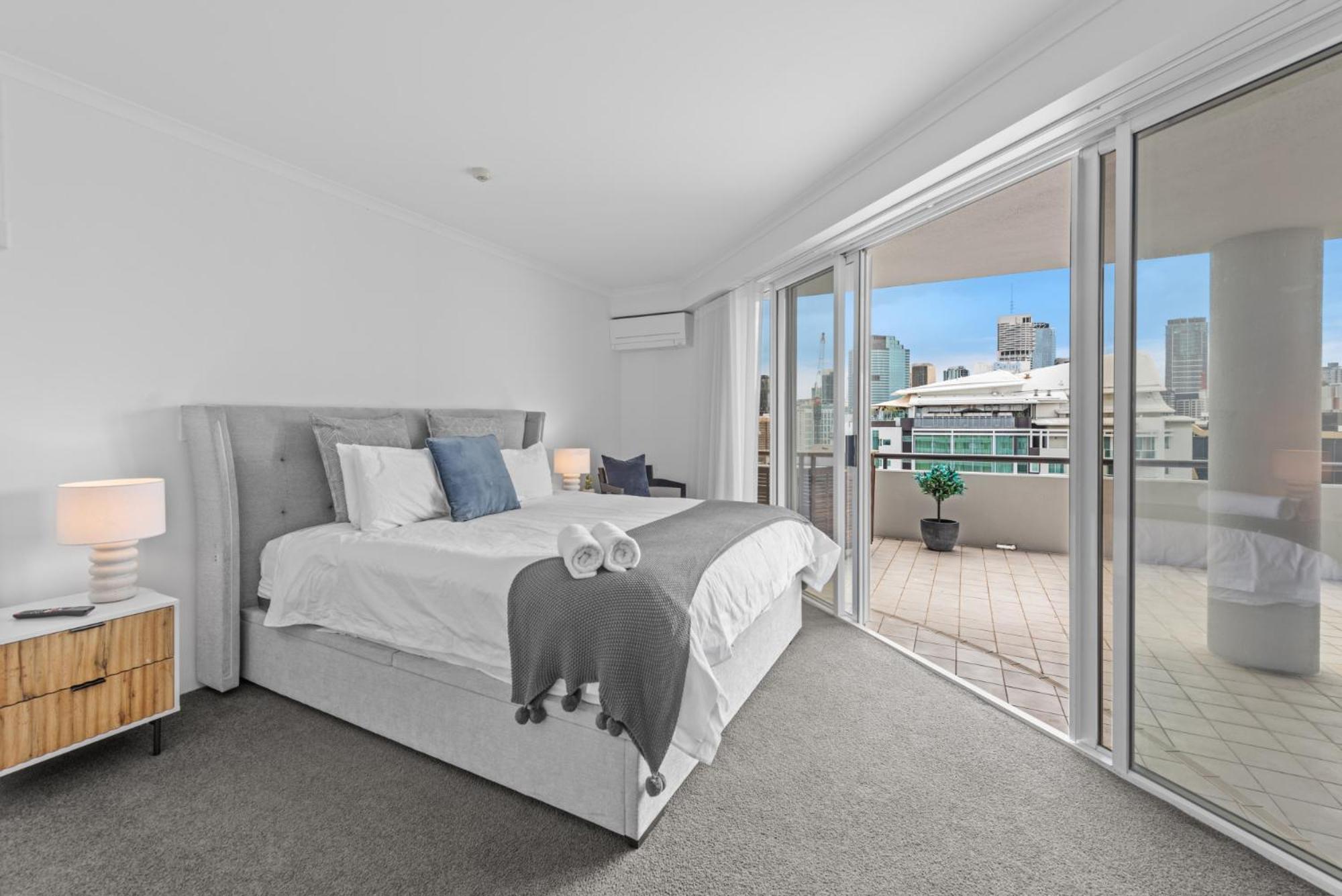 Lavish 3-Bed With Wraparound Balcony And Pool Apartman Brisbane Kültér fotó